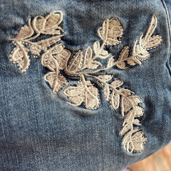 Simon Chang Women’s Denim with White Embroidery Jeans SZ2 - Picture 7 of 8